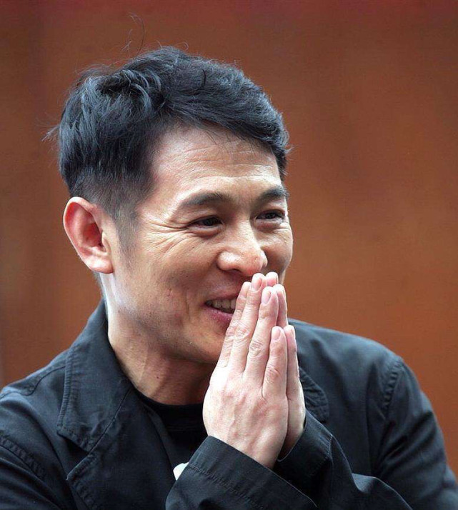 此次照片中的李连杰颜值在线,他五官清秀,脸庞棱角分明,发型相比现在