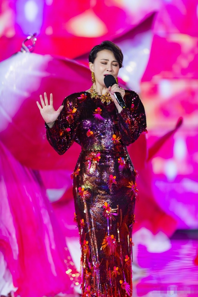 刘嘉玲与好友一同登山穿紧身裤秀美腿54岁比例不输超模