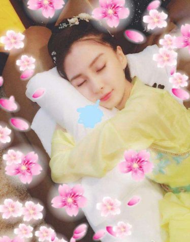 被angelababy"微笑唇"给惊艳到了!明明睡觉却还笑着,太甜了