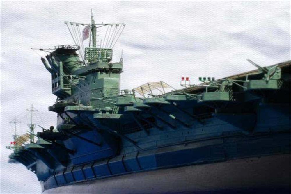 1944年11月,信浓号奉命载着2515名日军开始了从东京驶向吴港的首次