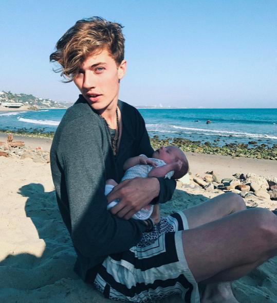 当时他和模特女友生下一个女儿斯托米(stormi bree henley),当时这个