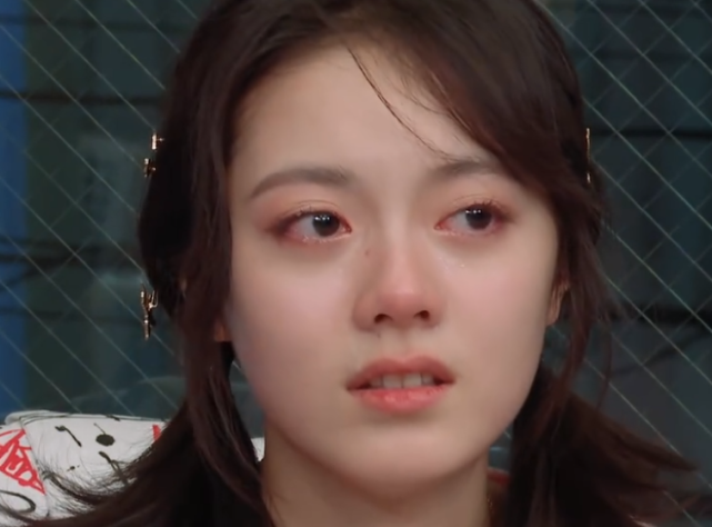 的时候,是动了真情实感的,眼眶和鼻子周围都哭红了,眼睛里也饱含泪水