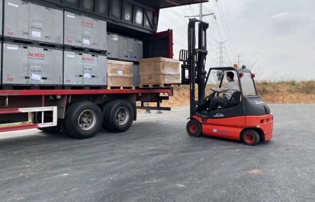 一手抓好整车企业省外汽车零部件运输保障服务?