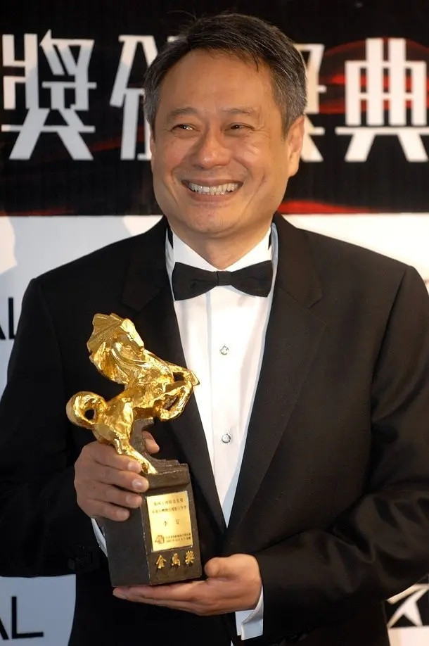 李安手捧金马奖奖杯