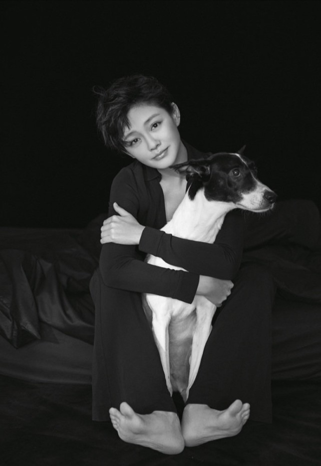 黑白风格大气高级,再加上大s的造型,就是更加彰显高级感了.