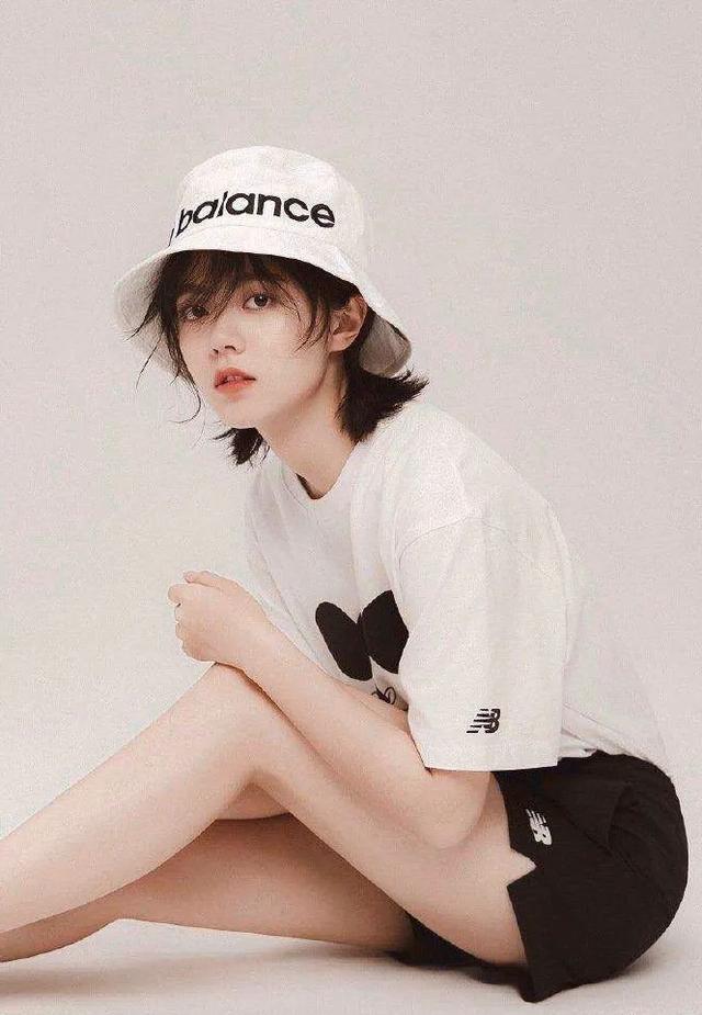 今年刚好18岁,赵今麦多肉腿格外抢眼,美出新境界!