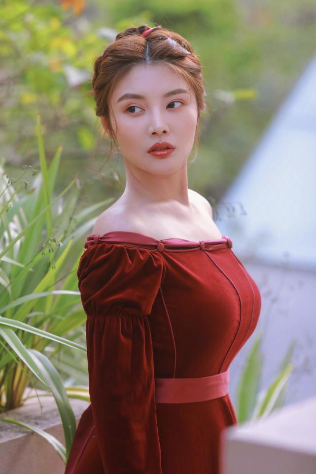 有种发育过猛叫徐冬冬穿丝绒连衣裙凹凸感十足身材绝了