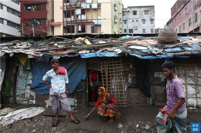 孟加拉达卡铁路沿线贫民窟生活在窝棚里的人满目贫穷触目惊心