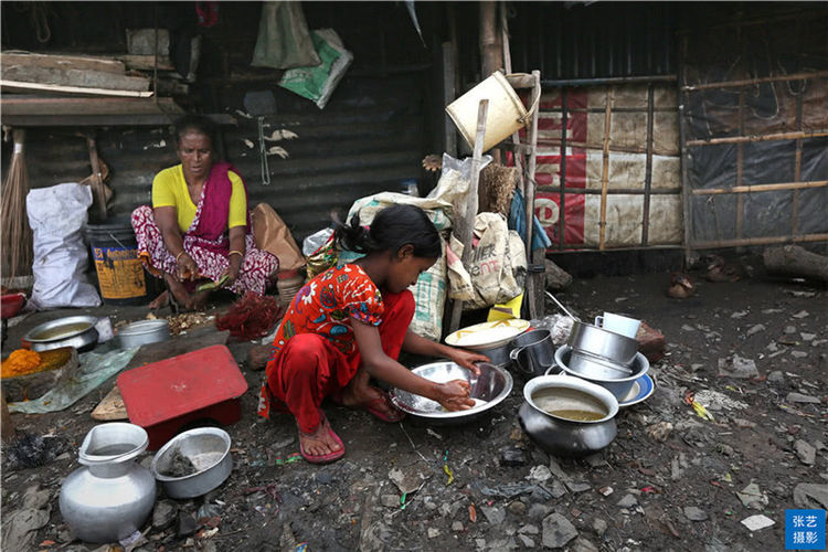 孟加拉达卡铁路沿线贫民窟,生活在窝棚里的人满目贫穷触目惊心!