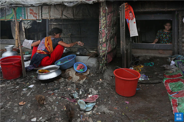 孟加拉达卡铁路沿线贫民窟,生活在窝棚里的人满目贫穷触目惊心!
