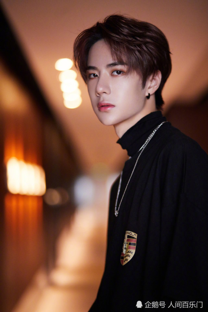 人气明星王一博近期表现突出粉丝更是给力跨平台送45万鲜花