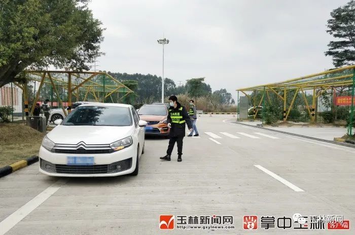 在玉林东和玉林北收费站,记者走访了解到的车辆通行情况和玉林南一样