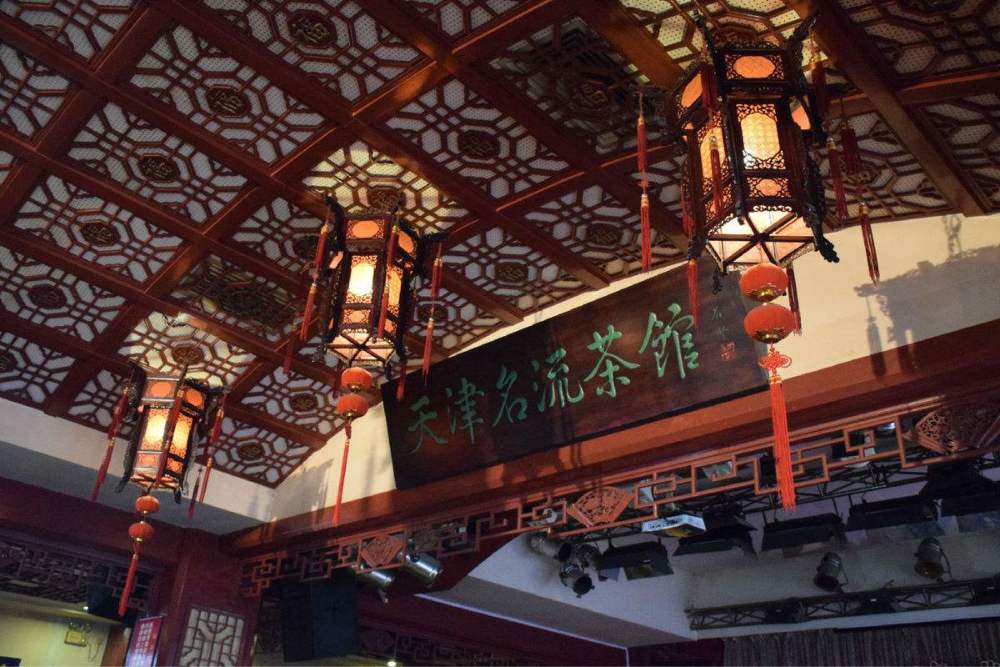 很多人到天津旅游都会去名流茶馆,专程来听相声演员表演相声,嗑着瓜子