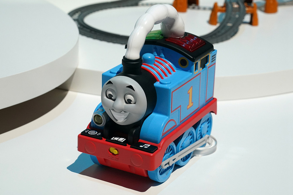 美国:美泰公司推出多款玩具 光头芭比引人瞩目