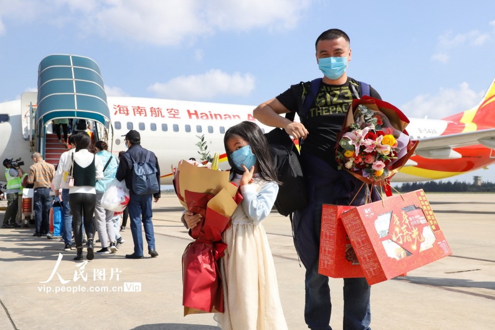 103名滞留海口湖北旅客乘包机返乡