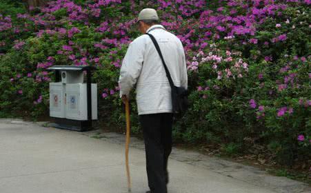 为什么年龄大的人喜欢背着手走路?真实原因有3个,有健康隐患