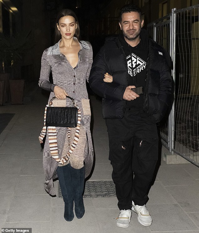 超模伊莲娜闪耀米兰挽男友人步伐优美坦言当单亲妈妈并不容易