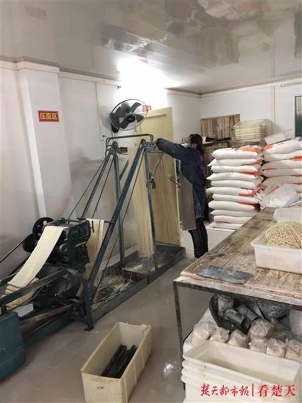 每天凌晨起床为医护人员做面条这个大学生假期过得不一般