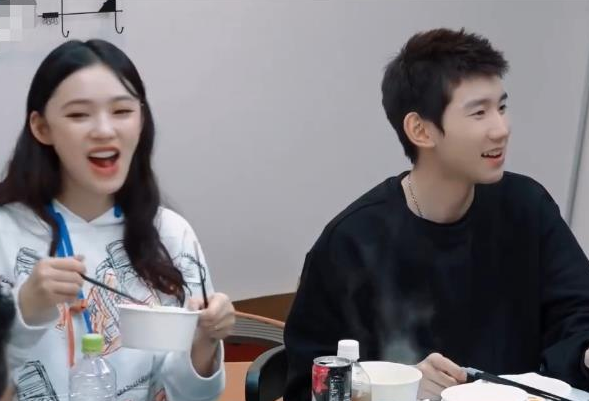 赵今麦起床没来得及化妆,谁注意王源说的话?网友:小哥哥挺懂啊