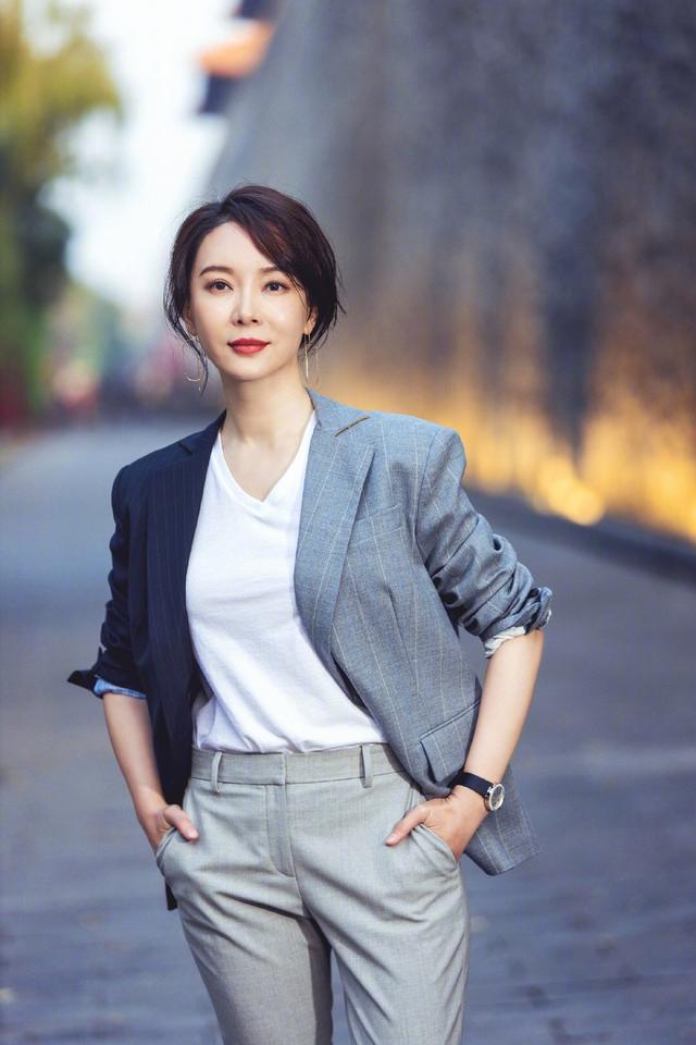 陈数的《完美关系》造型,修身剪裁西装,利落干练职场女性风格_腾讯