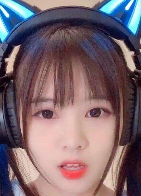 火线妹为何这么喜欢猫耳耳机?看她戴着普通耳机的样子,原因一目了然