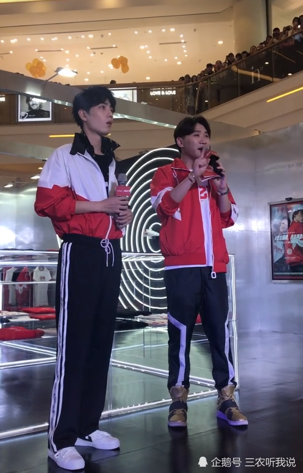 00后别嫌运动裤丑 学肖战把运动服上衣塞裤子里 满屏都是大长腿 腾讯新闻