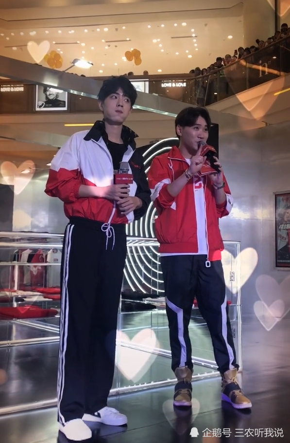00后别嫌运动裤丑 学肖战把运动服上衣塞裤子里 满屏都是大长腿 腾讯新闻