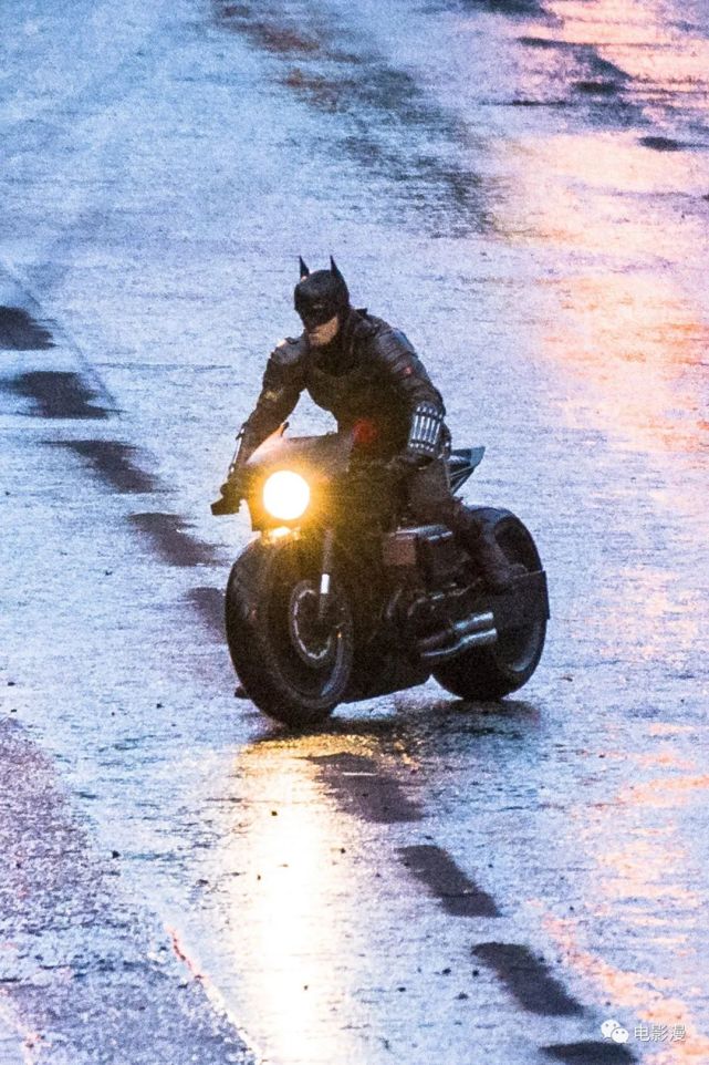 《蝙蝠侠》全新片场照,依旧是骑摩托的场面