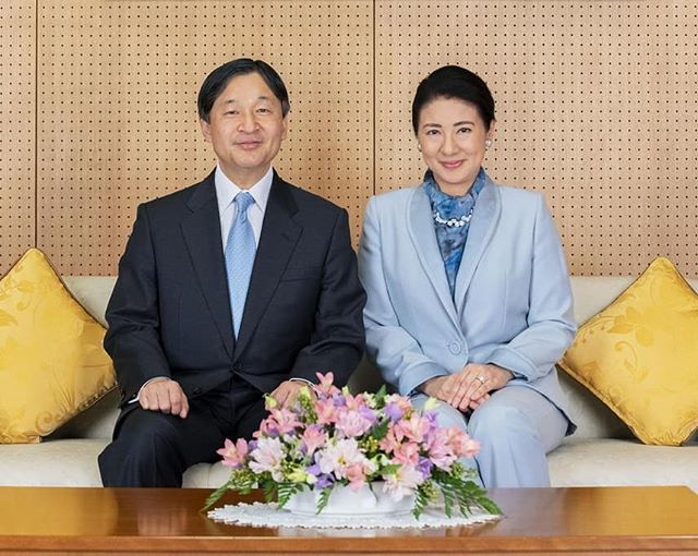 日本德仁天皇60岁生日和皇后恩爱官方照好甜雅子一身蓝色美翻