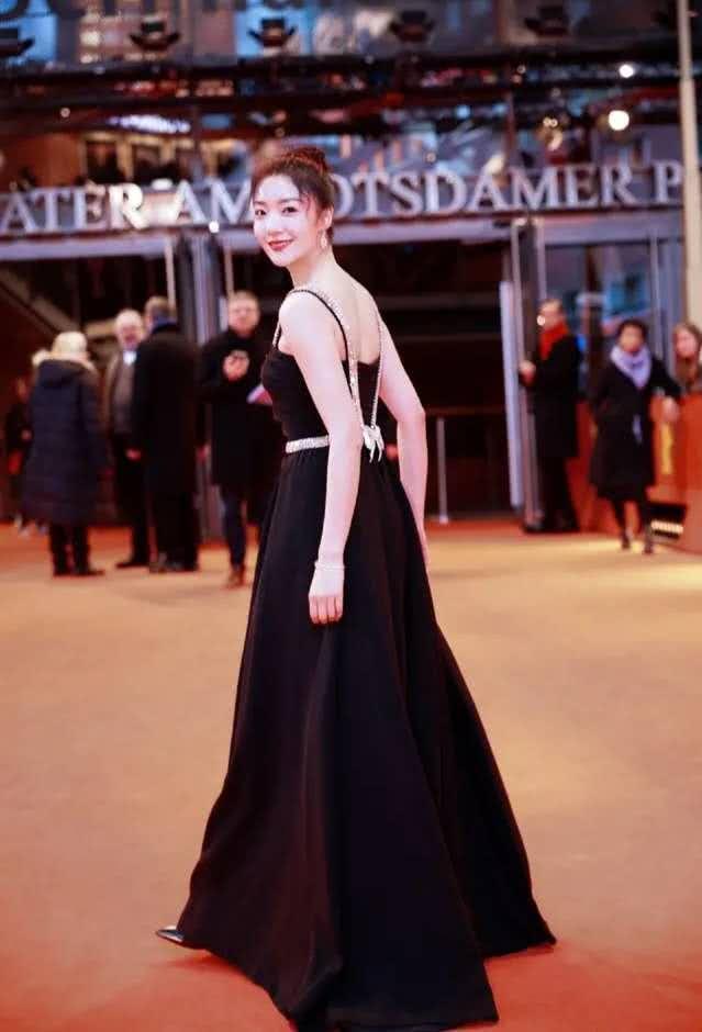 齐溪亮相柏林电影节,穿吊带抹胸裙优雅大气,踩帆布鞋却意外时髦