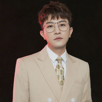 没想到主持人大左竟是艺名得知他的原名后网友直呼改得好