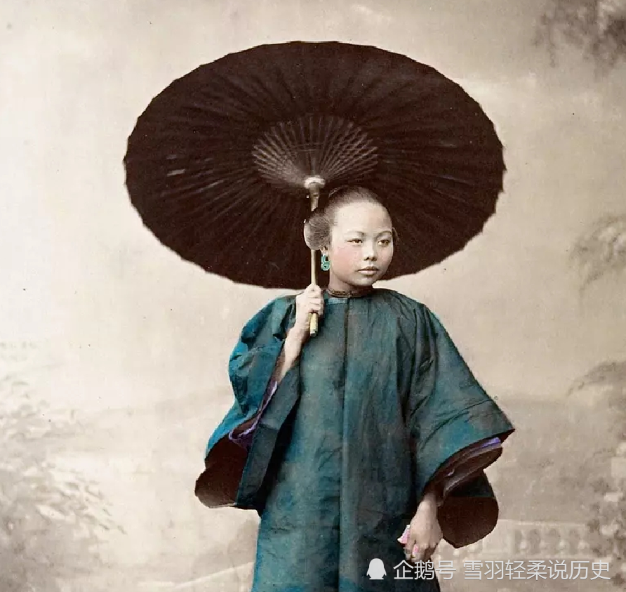 1902年北京老照片撑油纸伞的美丽女子单膝请安的旗人