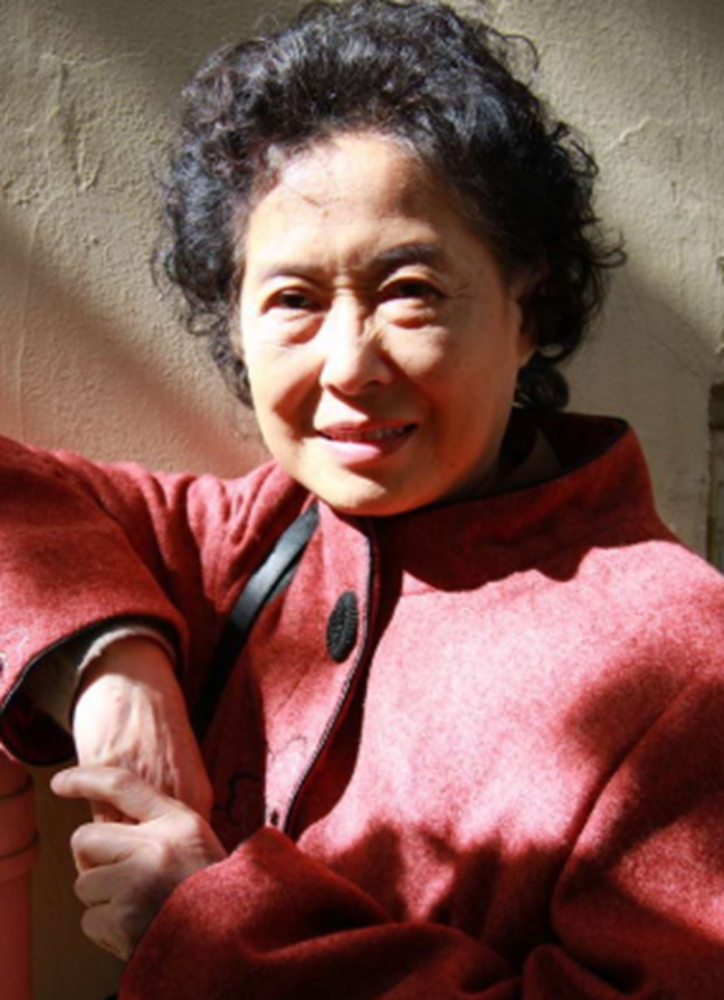 她是国家一级演员,也是张嘉译"母亲",曾穿旧衣参加颁奖