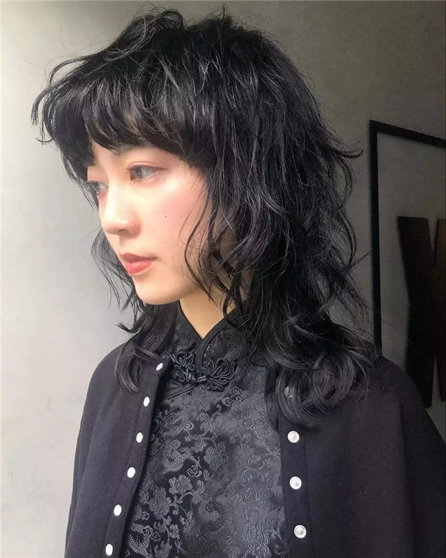 混合性发质:2-3天洗一次头混合型发质比较特殊,是一种介于干性发质和