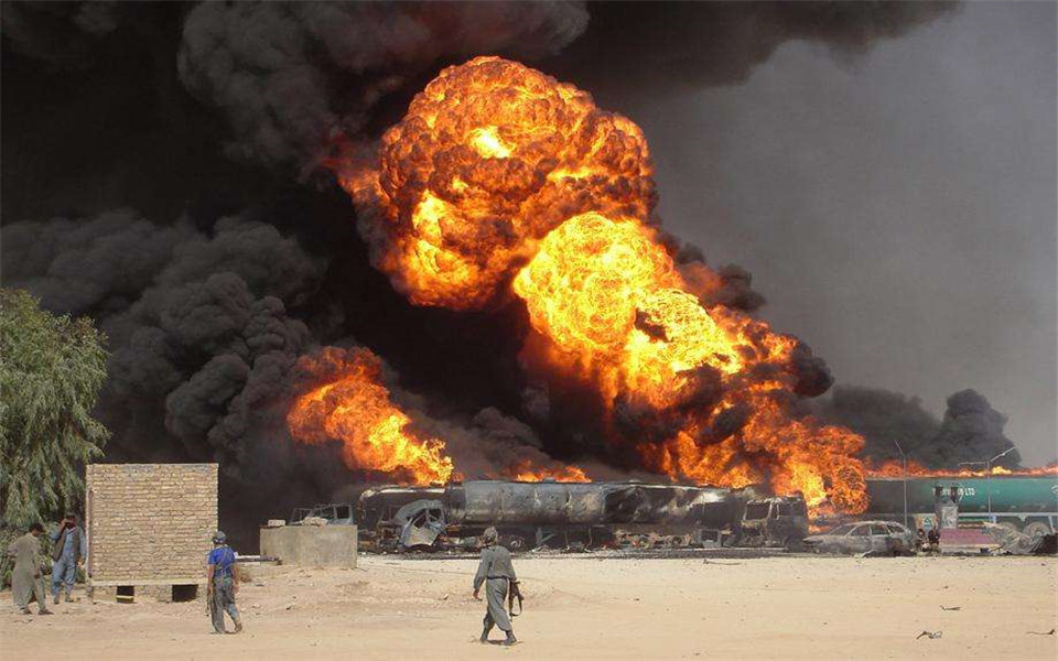 美投下两千多吨燃烧弹,东京十万人被活活烧死,清理尸体用了25天_腾讯