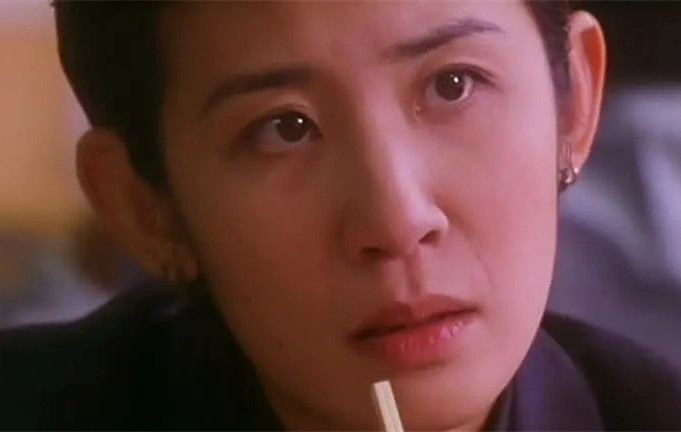 吴君如与名媛聚会54岁仍宛如少女一旁陈可辛满头白发略显老