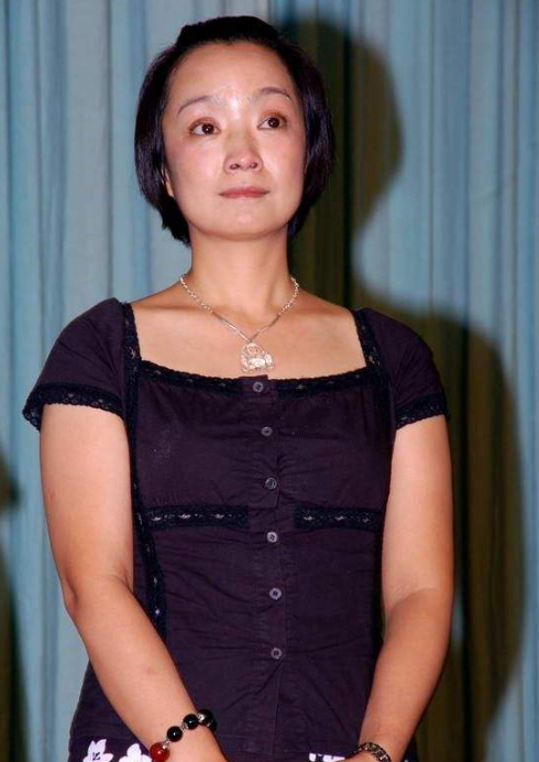 51岁富姐王海燕,与张嘉译结婚13年恩爱如初恋,10岁女儿漂亮