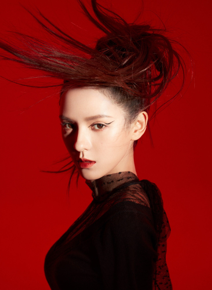 张予曦style时尚画报,高扎马尾辫的曦姐好飒,太帅太美太好看了