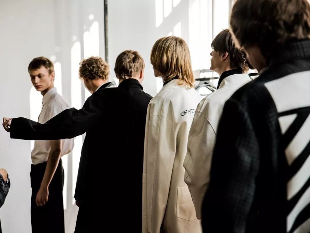 这个热爱潮流文化的群体为何只买仿品