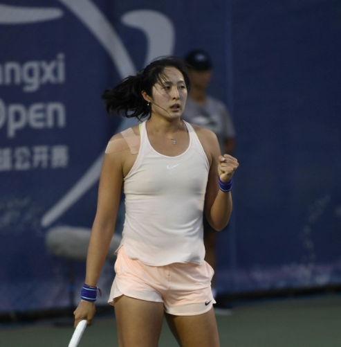 生涯最高级别冠军!中国金花荀芳颖救2赛点大逆转夺冠 斩itf第7冠