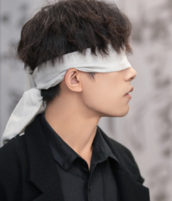 同为男星蒙眼造型躲过了易烊千玺逃过了王俊凯却被王一博迷住