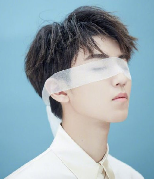 同为男星"蒙眼"造型:躲过了易烊千玺,逃过了王俊凯,却被王一博迷住!