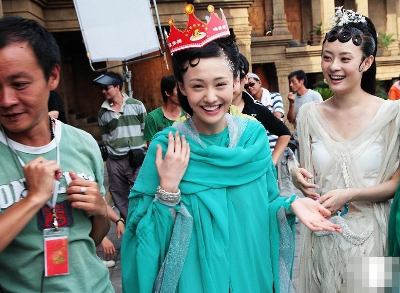 郑爽在《画壁》中的旧照曝光,没有经过"加工"的脸,原生五官太真实