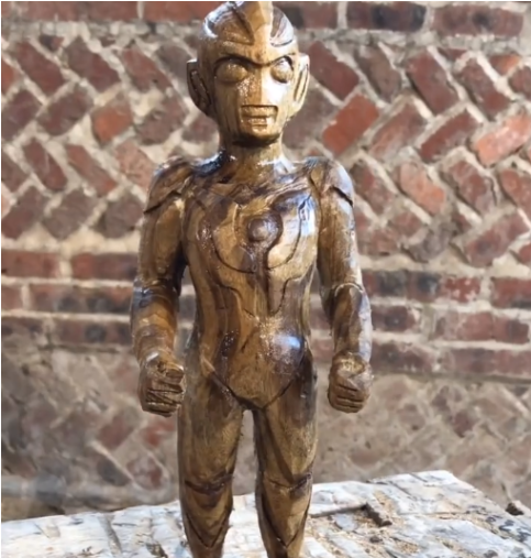 小伙用半边木头雕刻"奥特曼",开始本以为是毁童年,成品一出:开个价吧!