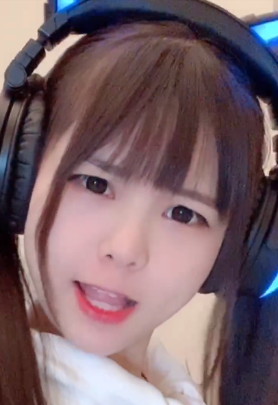 路人偶遇火线妹,看到她本人的真实样貌,"皮肤"状态很真实!