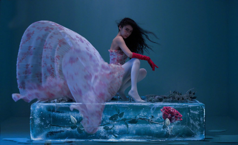 baby再曝新写真,穿粉色抹胸轻纱裙配白丝袜,躺冰块上太迷人