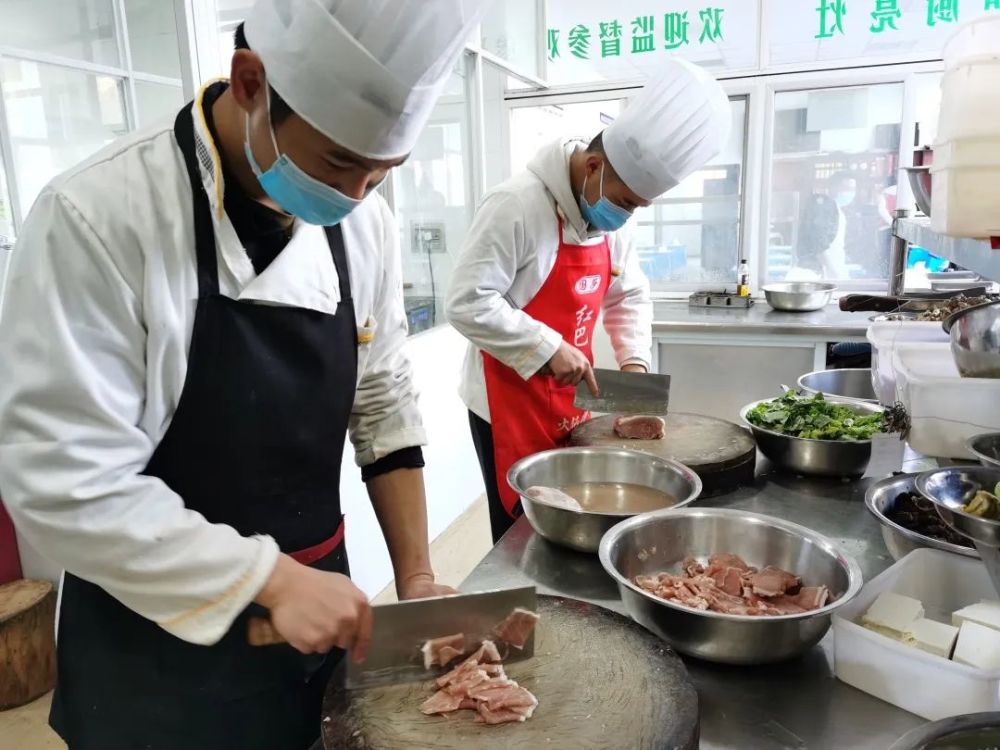 每天一到饭点,炒菜的厨师忙出满头大汗;两个配菜师同时加速切配;剥蒜