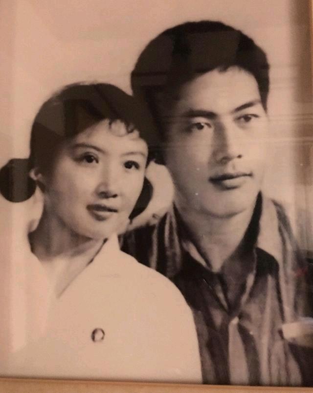 自那时到现在,已过去了58年,杜雨露和夫人朱咏珏恩爱了一辈子,并把三