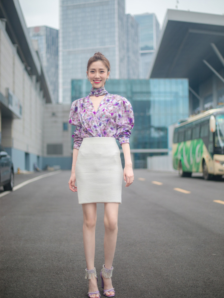 张纯烨才是真腿精，一袭红裙登台大气高级，这身材主持人里少见