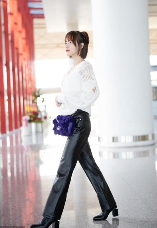 张嘉倪这次穿搭造型翻车,白色上衣搭配皮裤俗气,全靠颜值撑场